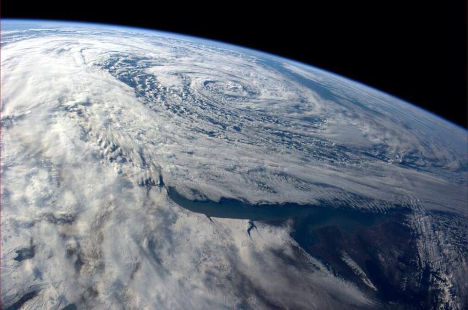 Impactante. Vista del centro de baja presión que ocasionó las importantes nevadas sobre Santa Cruz, desde la Estación Espacial Internacional (Foto: NASA).