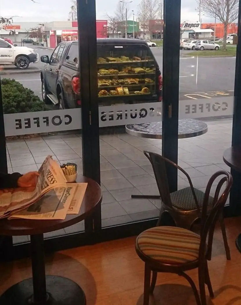 Una camioneta llena de pan? No, tan sólo el reflejo en la puerta de vidrio.