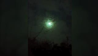 Impactante meteoro cruzando el cielo