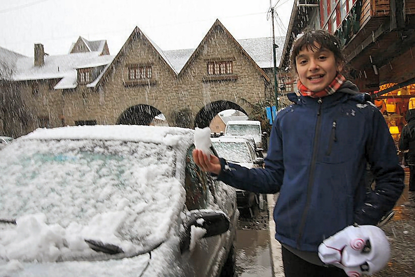 Feliz. Grandes y niños disfrutan la nieve en el centro de Bariloche (RioNegro.com.ar)
