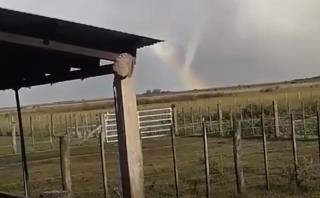 Tornado y arcoiris en Chascomús