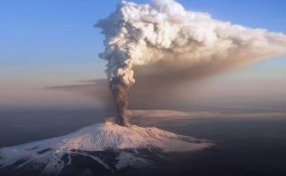 Repentina erupción del Etna hiere a turistas