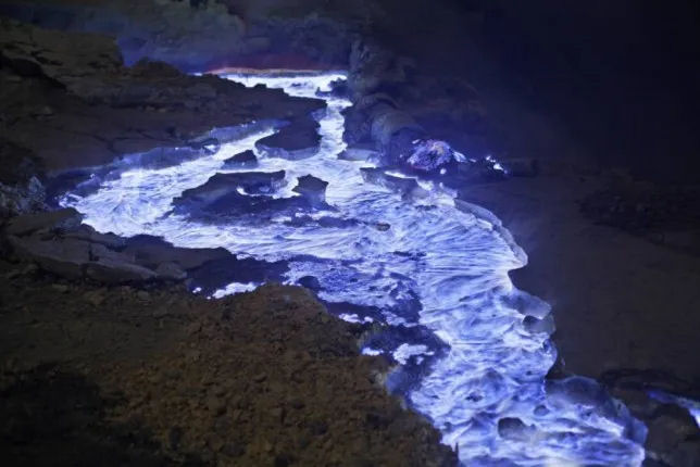Un volcán que expulsa lava azul. ¿Cómo es posible?