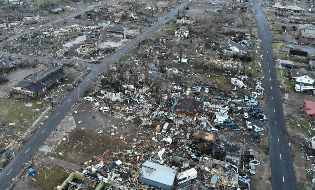 Trágica noche en Estados Unidos: Hasta 100 muertos por tornados