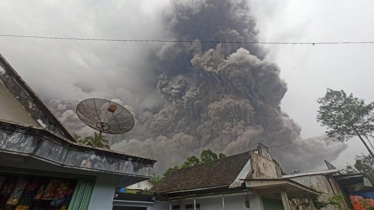 La impactante erupción del volcán Monte Semeru